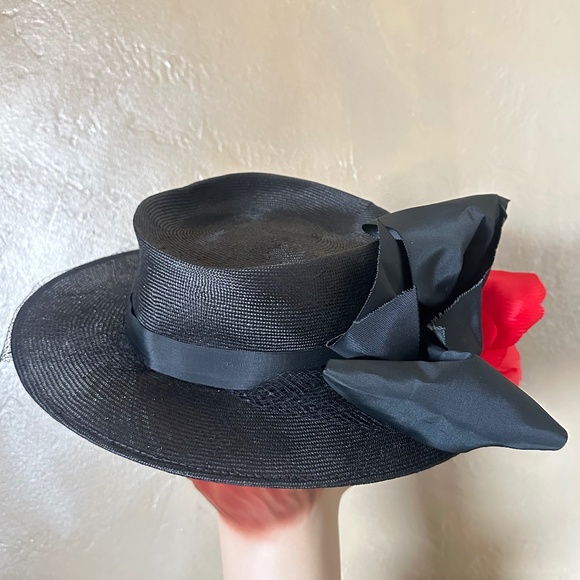 FESTIVE 1960s\' BLACK STRAW HAT WITH LARGE BOW AND RED FABRIC \